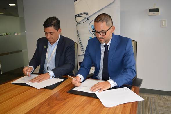 El Gerente General de Procomer, Pedro Beirute y el Viceministro de Gobernaci&oacute;n y Polic&iacute;a y Director General de la Imprenta Nacional, Carlos Torres, firman el convenio de cooperaci&oacute;n entre ambas instituciones.ue contiene mesa, interior, pared, hombre

Descripci&oacute;n generada autom&aacute;ticamente