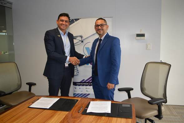 El Gerente General de Procomer, Pedro Beirute y el Viceministro de Gobernaci&oacute;n y Polic&iacute;a y Director General de la Imprenta Nacional, Carlos Torres, se estrechan la mano.