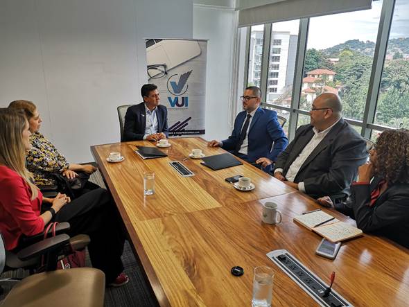 Los equipos de trabajo de la Imprenta Nacional y Procomer comparten un caf&eacute; durante la firma del convenio entre ambas instituciones.