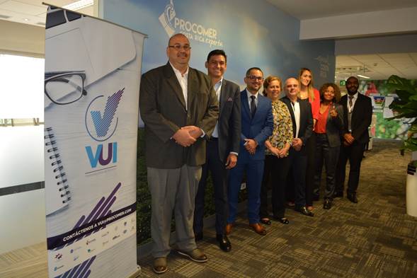 Los equipos de trabajo de Imprenta Nacional y Procomer celebran la firma del convenio de cooperaci&oacute;n entre ambas instituciones.