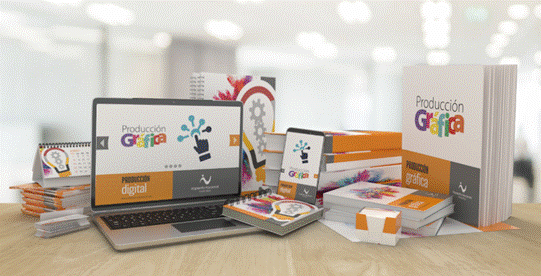 Un grupo de folletos. cuadernos, libretas, una computadora port&aacute;til y un celular sobre una mesa de madera.